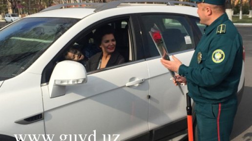 Картинка: Инспекторы УБДД поздравили женщин-водителей с 8 марта 