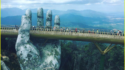 Картинка: Потрясающий мост на двух гигантских ладонях