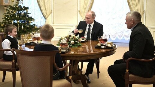 Картинка: Путин встретился с мальчиком, мечтающим полетать на вертолете над Петербургом