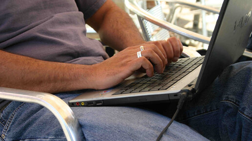 Картинка: Почему мужчинам не стоит держать ноутбук на коленях. Даже с подставками