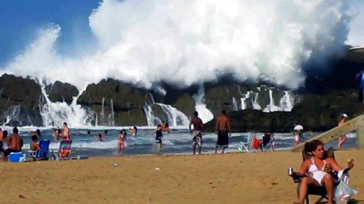 Картинка: Самые опасные пляжи в мире:пляж за скалами на Пуэрто-Рико