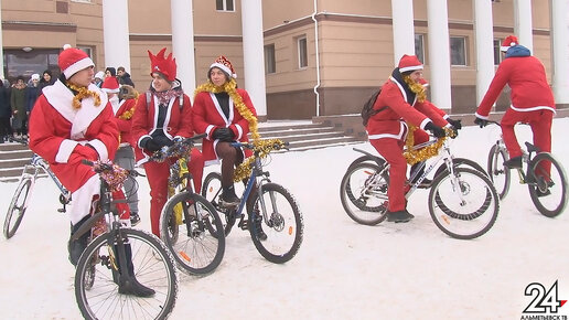 Картинка: 20 Дедов Морозов одновременно проехали на велосипедах