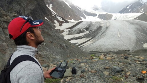 Картинка: Географы с помощью дронов изучают самый быстротающий ледник России