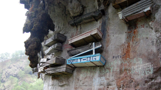 Картинка: Висячие гробы на скалах - самые странные захоронения