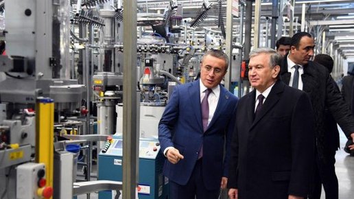 Картинка: Президент оценил крупнейший в Узбекистане носочный завод
