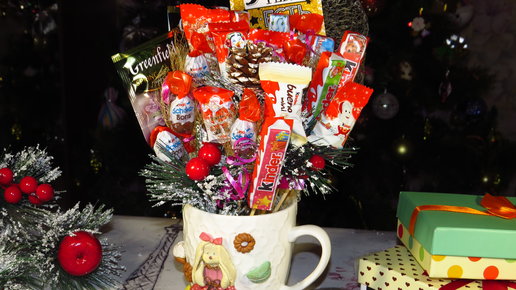 Картинка: Съедобный букет-кружка со сладостями своими руками\идеи подарков на Новый год