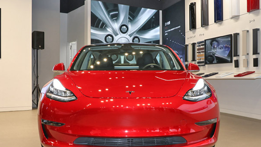 Картинка: 8 ноября 2018 года Tesla представила модель 3 в своем шоу-руме 