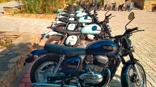 Картинка: Индийские журналисты протестировали новые мотоциклы Jawa