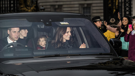 Картинка: Кейт Миддлтон удивляет туристов, неожиданно появившись около Букингемского дворца