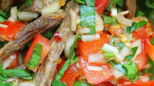 Картинка: Ароматный салат с помидорами и мясом – вы должны его попробовать!