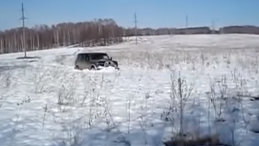 Картинка: Вот как вытащить застрявший автомобиль из глубокого снега