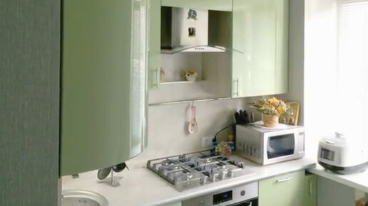 Картинка: Кухня в хрущевке с колонкой, камином и холодильником