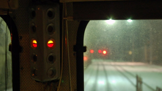 Картинка: Как едет машинист поезда если не видит показания светофоров?