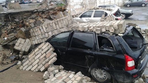 Картинка: Видео обрушения кирпичного забора на автомобили в Воронеже