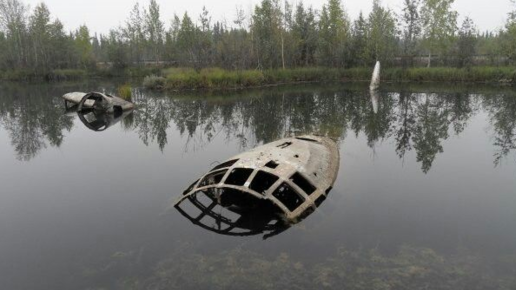 Картинка: Затопленный военный самолет посреди озера