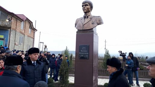 Картинка: В Дагестане установили бюст Герою России Магомеду Нурбагандову, погибшему от рук боевиков