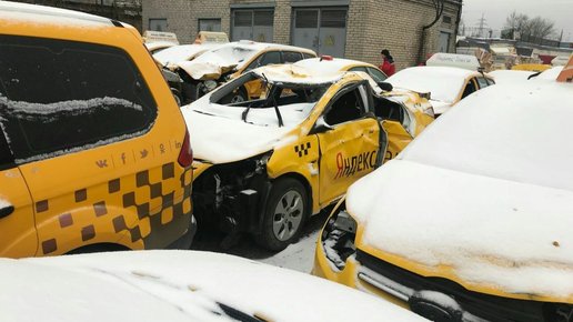 Картинка: Яндекс убивает такси.