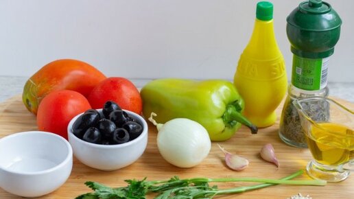 Картинка: Новогодний овощной салат с кунжутом и маслинами