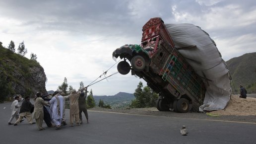 Картинка: 11 удивительных фото о том, как ездят на грузовиках в Индии, Китае и Африке. 