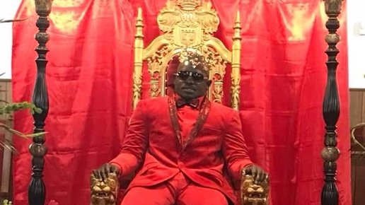 Картинка: Наркодилер хотел, чтобы на своих похоронах он сидел на троне в красном и с короной. Его желание сбылось 