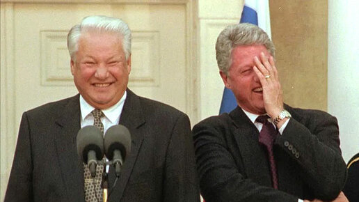 Картинка: Ельцин и этанол. «Он всё время был в постели и психовал. Рука сама тянулась к бутылке...»