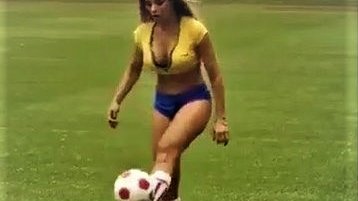 Картинка: Горячие девушки играют в футбол! Футбольный фристайл | финты