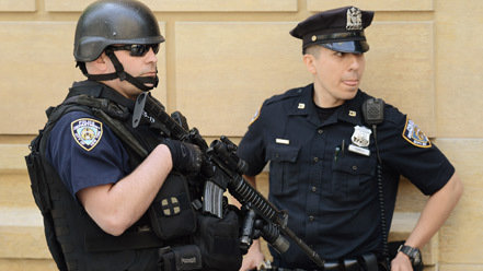 Картинка: Почему американский полицейский стреляет без предупреждения