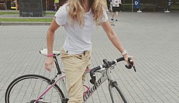 Велосипедистка в большом городе