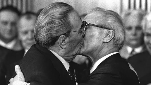 Картинка: С кем из мужчин целовался Леонид Ильич Брежнев