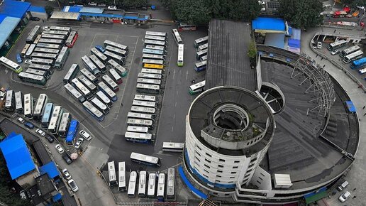 Картинка: В Китае обнаружили восьмиэтажное здание, сквозь которое ездят междугородние автобусы