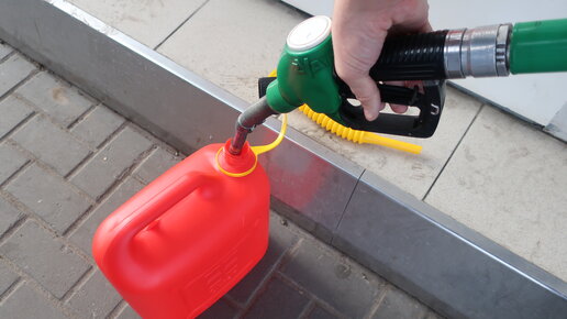 Картинка: Заправщик отказал заливать бензин в пластмассовую канистру: имеет ли право?