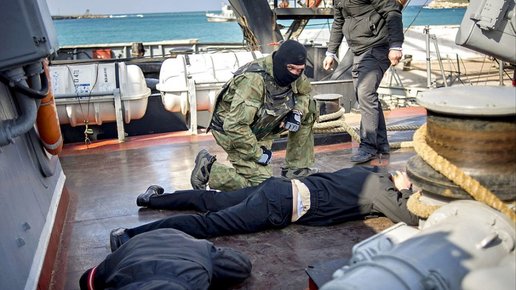 Картинка: Катера Украины задержаны войсками России. Американский флот движется в направлении Чёрного Моря.