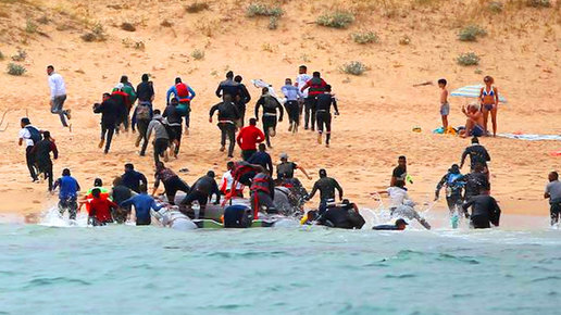 Картинка: Туристы стали свидетелями высадки мигрантов из Африки на испанском пляже  | видео