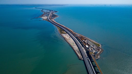 Картинка: Крымский мост и спецтехника