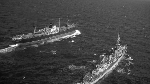 Картинка: Фрегат ВМС США шел наперерез, намереваясь остановить корабли для досмотра, что означало полный крах операции 
