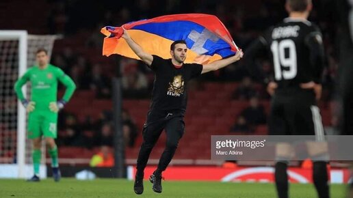Картинка: Во время игры азербайджанской команды в Англии на поле выбежал болельщик с флагом Арцаха