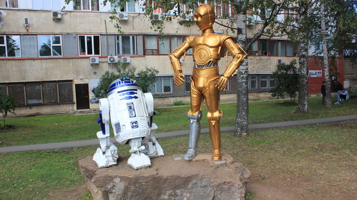 Картинка: Памятник дройдам из «Звёздных войн» можно увидеть в Ижевске