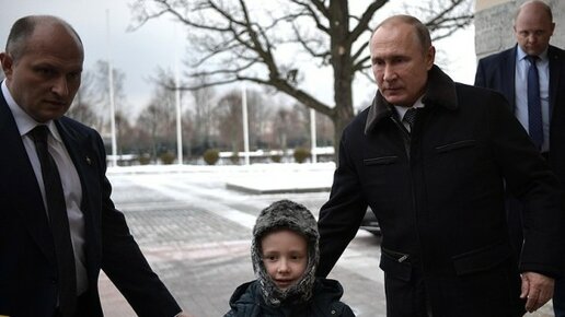 Картинка: Небо Петербурга в голубом вертолете: Путин исполнил мечту тяжелобольного мальчика Артема