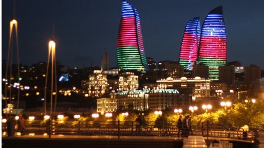 Картинка: Новый конфуз в Азербайджане: символ Баку - небоскреб в центре города окрасился в цвета армянского флага (ФОТО)