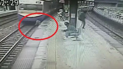 Картинка: Пенсионер из Тайваня чудом выжил под колесами поезда