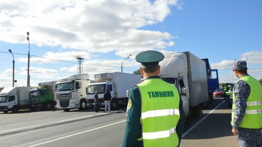Картинка: За сотрудниками таможенных органов закрепили право останавливать для досмотра грузовые автомобили