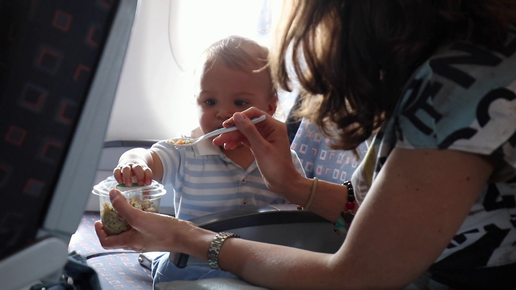 Картинка: В самолёт с младенцем, влияние на здоровье и успокоение плача.