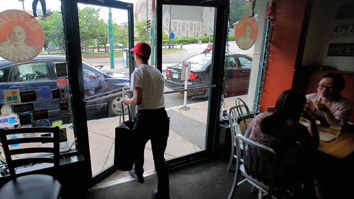 Картинка: Столик на одного: службы доставки еды уменьшают залы ресторанов