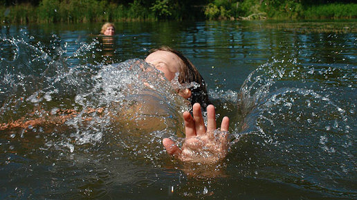 Картинка: Как я пошел купаться на речку и чуть не утонул...