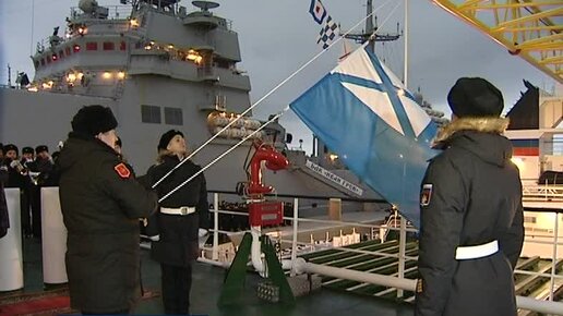 Картинка: Флаг над краном. В состав Северного флота вошло новое судно