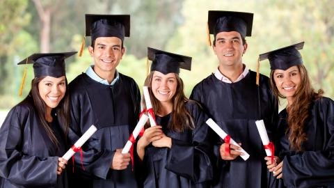 Картинка: Стоит ли получать высшее образование? 