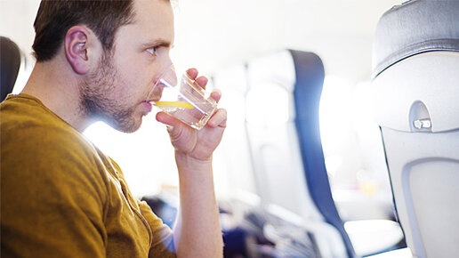 Картинка: Никогда не пейте воду в самолёте