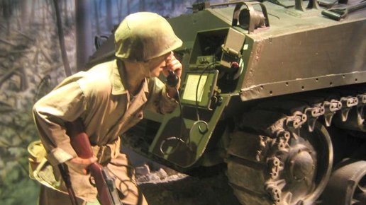 Картинка: Зачем на корме танка телефон? Отвечает мехвод танка.