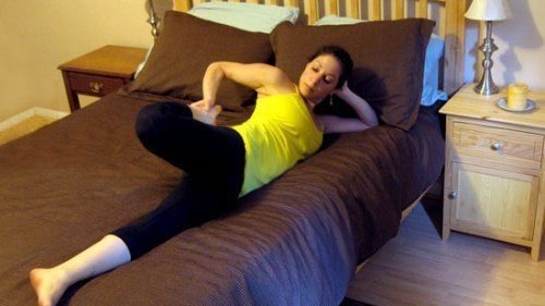 Картинка: Комплекс полезных упражнений на растяжку прямо в кровати. 