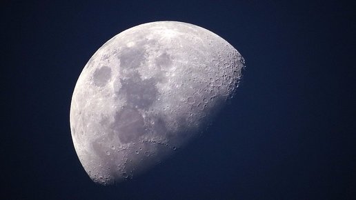 Картинка: Гигантский неопознанный летающий объект покинул поверхность Луны